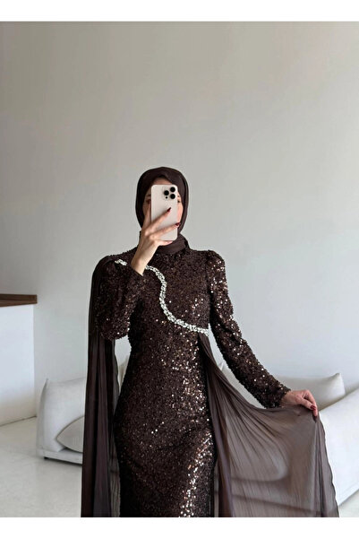 Butik Kahve Rengi Pulpayet Kumaş Sağ Omuz Sol Bel Detayı Pelerinli Abiye Mode...