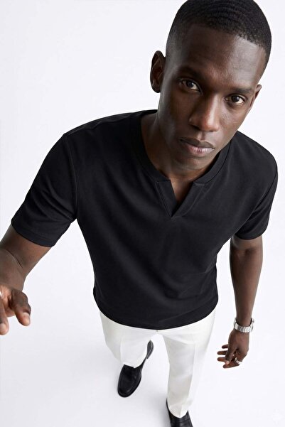 BARRELS AND OIL Men's ribbed t-shirt with collar detail - black