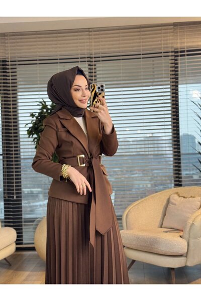 Yuqa 2194-1 بدلة بسترة ذات زرين وتنورة مطوية باللون البني