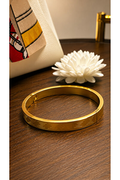 stainles steel A Gold-Plated Bracelet That Combines Elegance and Luxury.