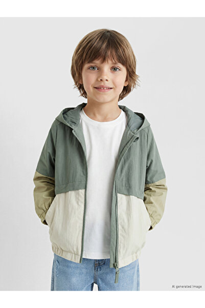 LC Waikiki Pelerină de ploaie pentru băieți, cu glugă și blocuri de culori