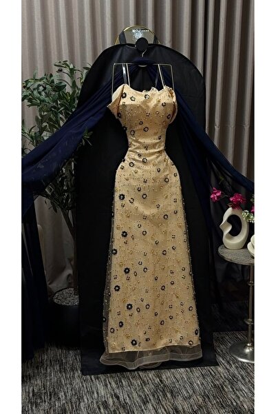 FASHION فستان سهرة بيج راقي بتطريز ورد كحلي وذهبي مميز مع شال كحلي ناعم يمنحك...