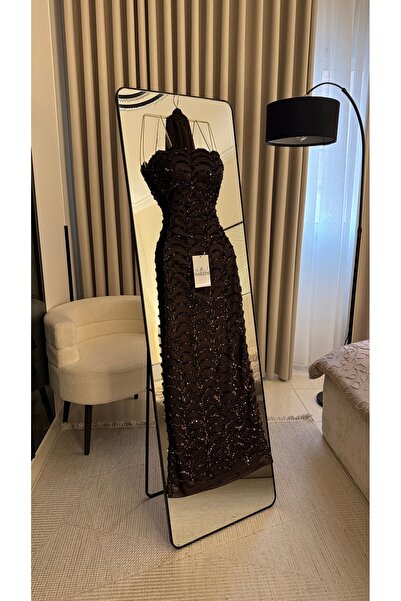 Nareen Fashion فستان سهرة بني داكن بتصميم أنيق ومجسم، مزين بتطريزات ولمعات فاخرة