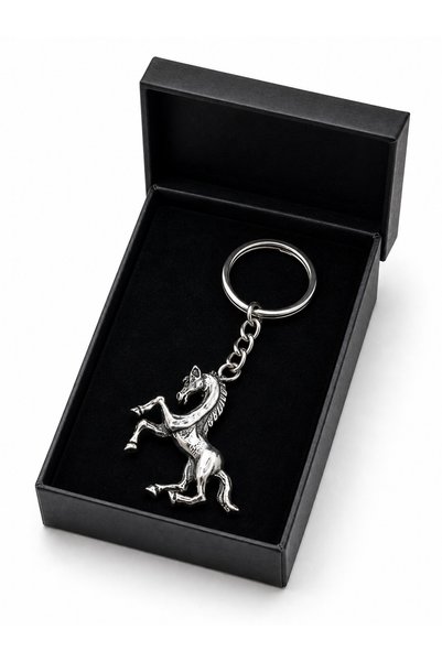 HER ŞEY NOTA www.herseynota.com Breloc metalic cu figurină de cal nobil în galop – Accesoriu elegant și durabil pentru chei