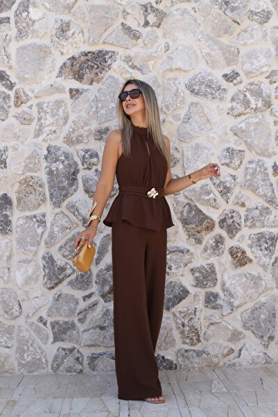 bytugcekaya Ολόσωμη φόρμα με γιακά halter και καρφίτσα σε απόχρωση Bitter Brown