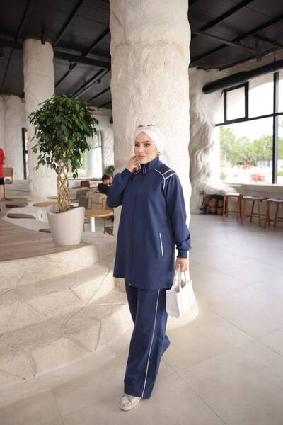 estilowear طقم بدلة رياضية نسائية بتفاصيل سحاب وخطوط - طقم رياضي مكون من قطعتين