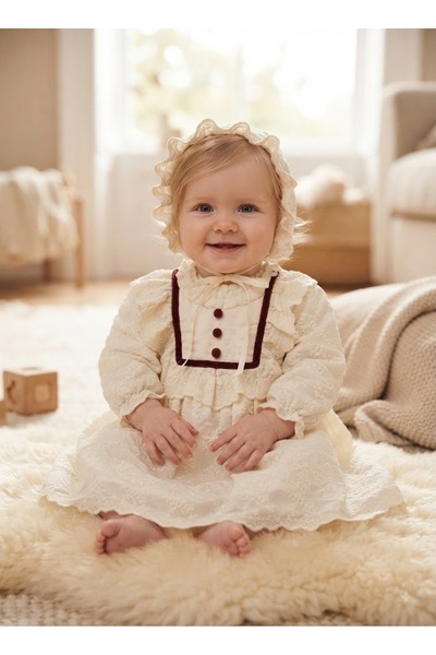 NOYNOY BABY KIZ BEBEK FIRFIRLI VE ŞAPKA DETAYLI ELBİSE