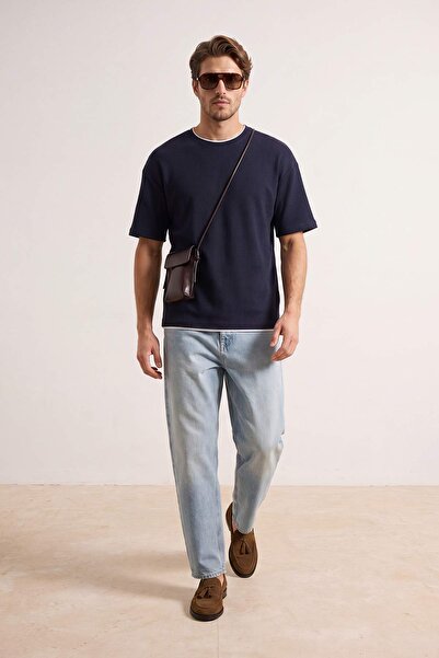 Trendyol Collection تي شيرت ذو ملمس مميز باللون الأزرق الداكن بمقاس كبير/قصّة...