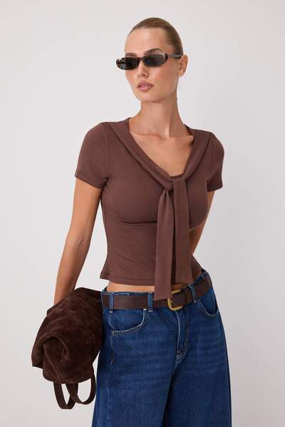Trendyol Collection تي شيرت بني اللون بقصة مستقيمة وياقة هالتر قصيرة وناعمة م...