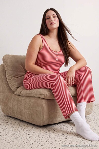 Trendyol Curve Rot gestreiftes, elastisches, gestricktes Pyjama-Set mit Träge...