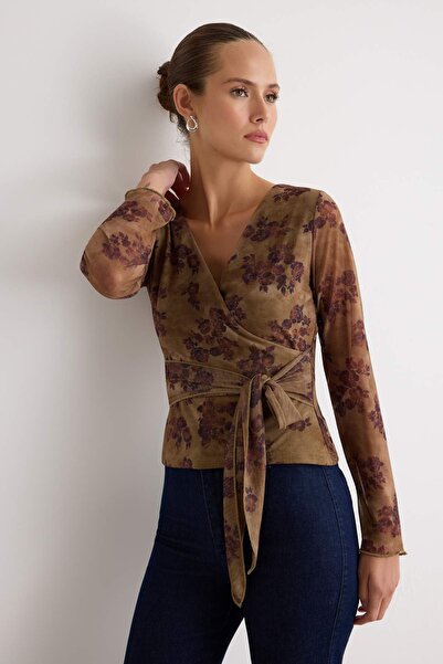 Trendyol Collection بلوزة تول محبوكة متعددة الألوان بتصميم زهور تجريدية وقصة ...