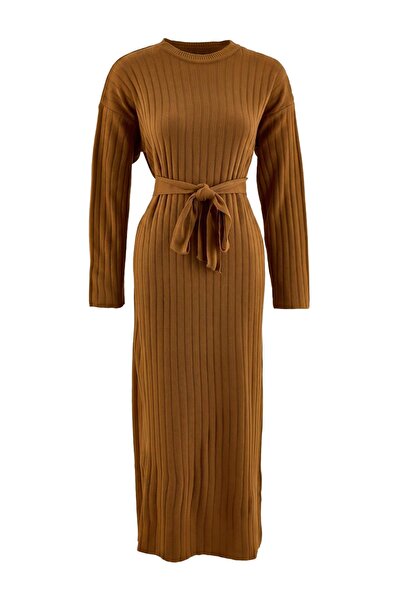 Trendyol Modest فستان حجاب مسلم بدون بطانة بحزام بني اللون من التريكو المضلع/...
