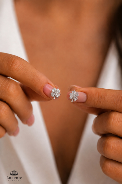 Lucente Jewellery 925 Ayar Uğur Bereket Şans Aşk ve Zerafetin Simgesi Minimal Yonca Hediyelik Kararma Karşıtı Rodyum Güçlendirmeli Gümüş Özel Gün Hediyesi 4 Yapraklı Yonca Şık & Zarif 1 Çift Küpe