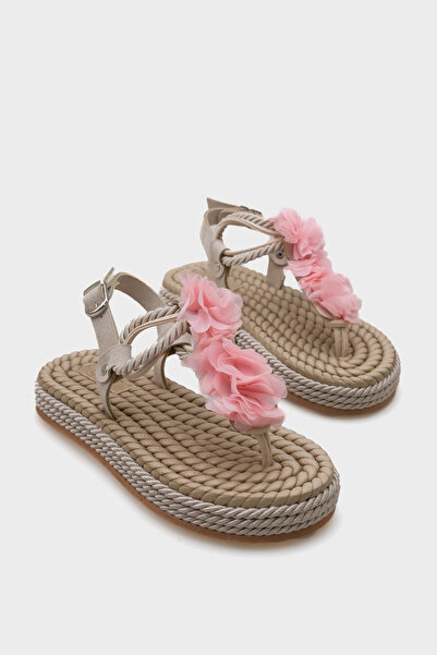 Capone Outfitters صندل نسائي من Cornelia Straw Toe مزين بالزهور