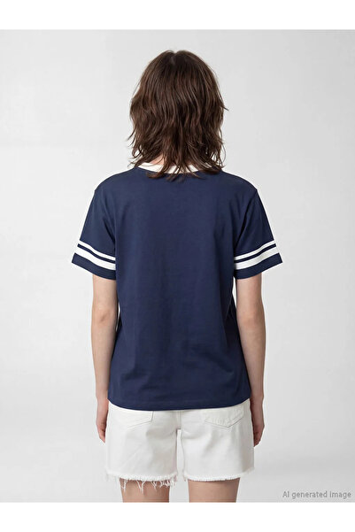 LC Waikiki Γυναικείο μπλουζάκι σε μπλε ναυτικό χρώμα με λαιμόκοψη V και στάμπ...