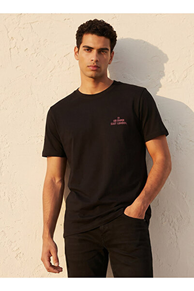 Lee Cooper تيشيرت رجالي بقصة عادية، ياقة دائرية، أكمام قصيرة، مطبوع عليه شعار
