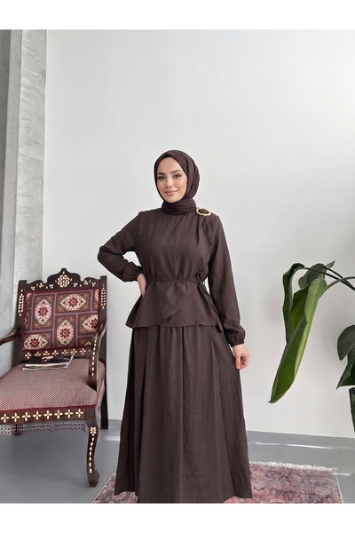 Lunsera Store طقم تنورة بتفاصيل إكسسوارات على الكتف - بني