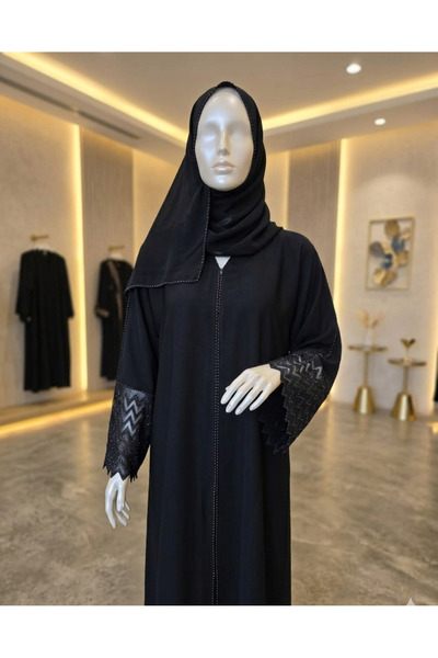 La Rive عباءة بطرحة "رؤى" الملكية