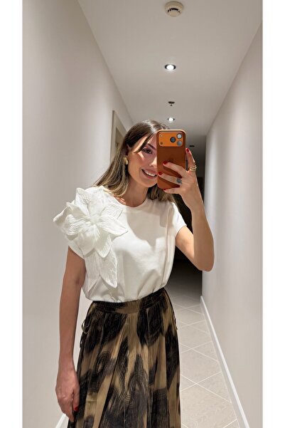 Duya Butik EKRU KOLSUZ ÇİÇEK DETAYLI TİŞÖRT