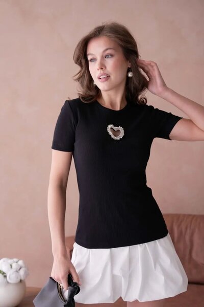 Park Karon Tricou cu nervuri subțiri cu decolteu și accesoriu inimă de piatră...
