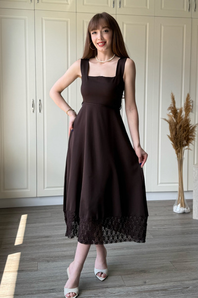 Dilay Gökoğlu Butik Midi haljina sa čipkastim detaljima i četvrtastim izrezom