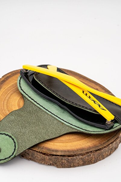 tudorAce Toc de ochelari lucrat manual, din piele de vițel verde măsliniu, cu căptușeală din piele de capră.