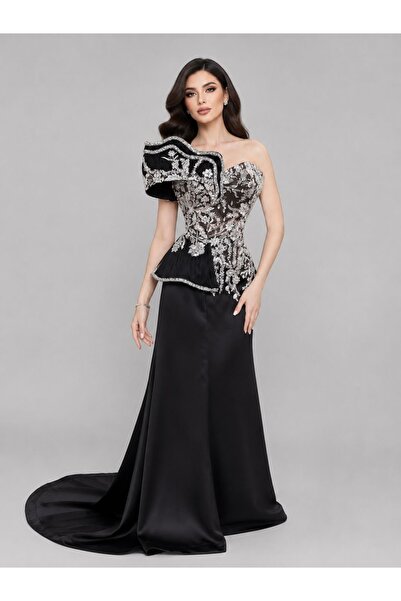 Diva style Black evening dress with embroidery