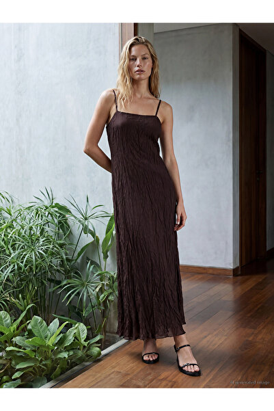 LC Waikiki Λαμπερές επιλογές από το Shining Store: Φόρεμα με υφή και λουράκια...