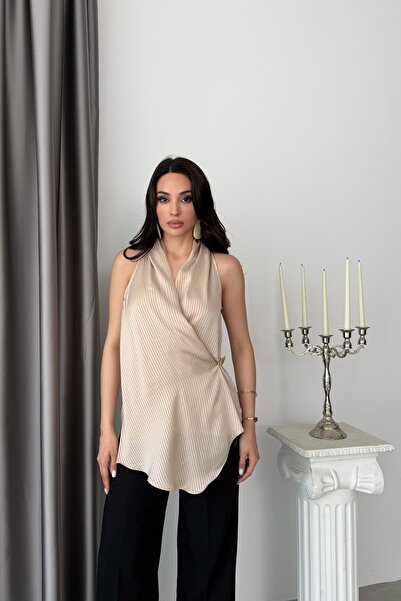 Serica Moda بلوزة بياقة هالتر مع إغلاق متقاطع باللون البيج وتفاصيل مشبك