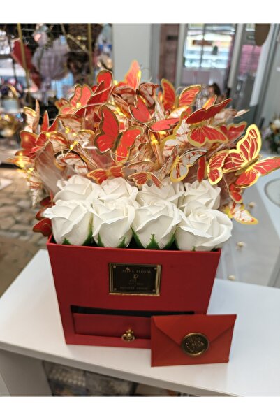 ALINA FLORAL Işıklı Kelebek Detaylı Beyaz Gül Aranjmanı - Kırmızı Çekmeceli K...