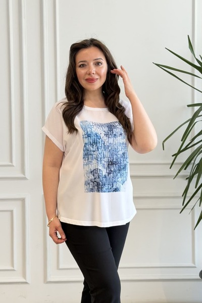 yb yağmur butik T-Shirt with Text Printed on the Front and Stone Detail