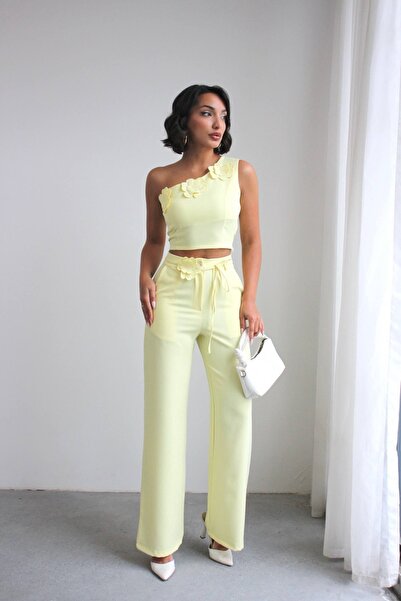 Eloria Glow Çiçek Detaylı Tek Omuz Crop Bluz & Yüksek Bel Bol Paça Pantolon Takım
