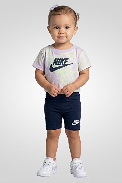Nike طقم بنات صغيرات مكون من قطعتين: بلوزة بأكمام قصيرة وشورت بشعار العلامة ا...
