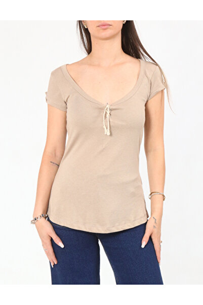Evendi Tricou, Maro