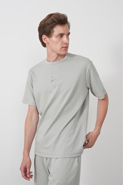 duo fideles Men's Embossed Text T-Shirt