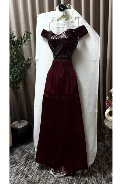 FASHION فستان عود داكن براق بأكتاف مكشوفة، مع تنورة مهدبة بطبقات متدرجة تضفي ...