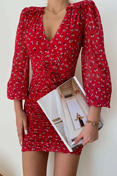 Mine Tan Butik فستان قصير بطبعة زهور وأكمام طويلة ورقبة على شكل حرف V - أحمر