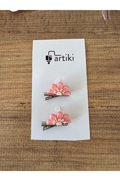 artiki İsimli Çiçek Toka