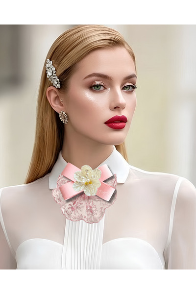 pegu baby collection بروش بتصميم خاص من الدانتيل الوردي الفاخر، بروش يُلبس عل...