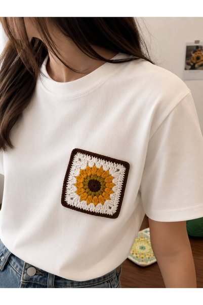 Berliva Home Women's Sunflower Motif Lace Pocket Detailed T-Shirt