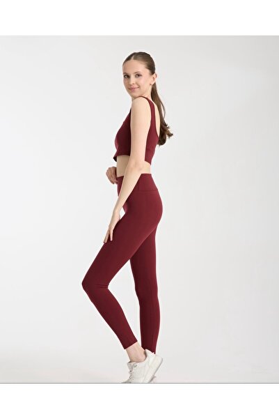 Kadın spor tayt crop takım toparlayıcı esnek bir kumaşa sahiptir