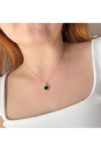 Piaro Collection قلادة حجرية مستديرة بأرقام رومانية