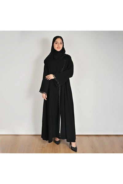 HAWRAA ABAYA عباية سوداء بتصميم عملي بزر اغلاق جانبي مزينة بكلفة دانتيل