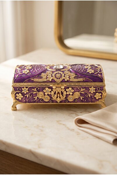 RASHA COLLECTION صندوق مجوهرات بقاعدة ذهبية اللون ومرصع باللون الأرجواني