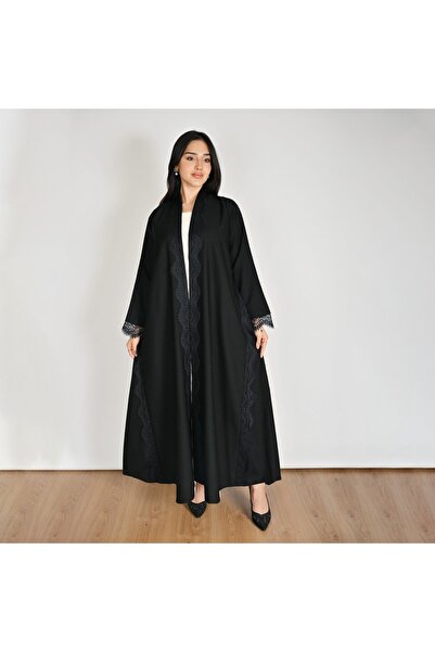 HAWRAA ABAYA عباية سوداء بقصة كلوش خفيفة مزينة بدانتيل على الواجهة والجانبين