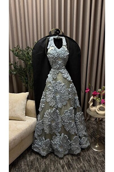 FASHION A Classic Three-Dimensional Floral Design and a Sophisticated Sky Gre...
