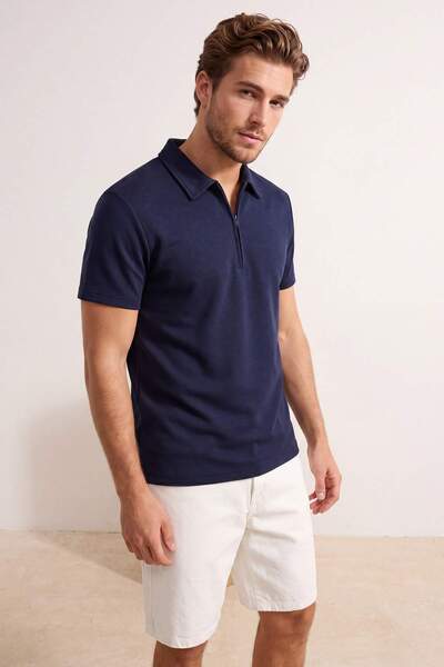 Trendyol Kollektion Premium-T-Shirt mit Polokragen und Reißverschluss in Mari...