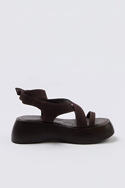 TRENDYOL SHOES Γυναικεία σανδάλια με λεπτομέρεια από καφέ σουέντ με κορδόνια ...