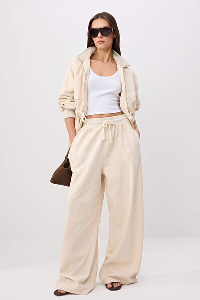 Trendyol Collection قميص بيج وبنطلون جينز - طقم علوي وسفلي TWOSS26AU00273