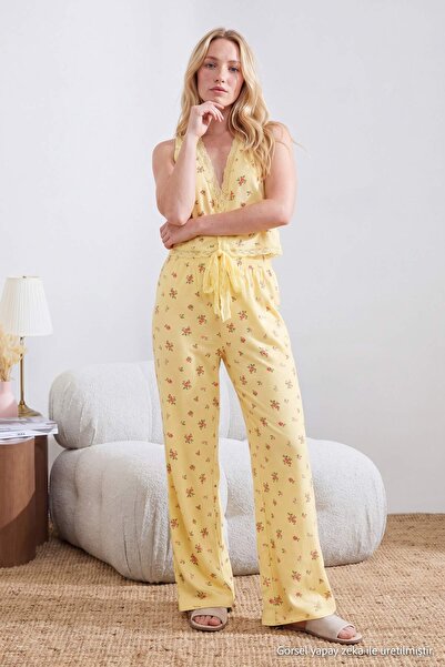 Trendyol Kollektion Gelbes, zweireihiges Viskose-Strickpyjama-Set mit florale...